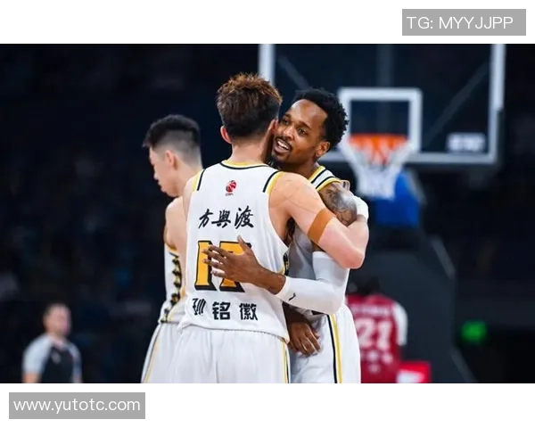 山东篮球群殴事件引发热议球员行为遭社会广泛批评与反思 山东篮球群殴事件引发热议球员行为遭社会广泛批评与反思